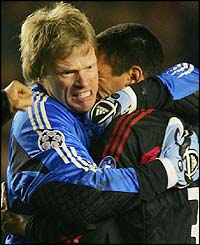 Bayern Munich's captain Oliver Kahn celebrates