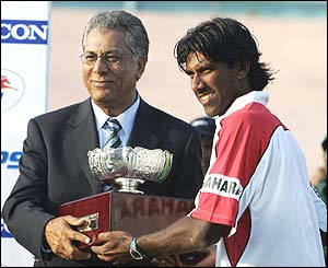 India paceman Lakshmipathy Balaji receives an award from former Pakistan player Zaheer Abbas