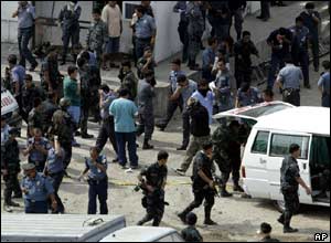 Filipino police flee from teargas - 14/3/05