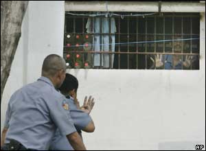 Policemen negotiate with inmates, Manila - 14/3/05
