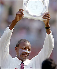 Steve Bucknor receives his comemorative plaque