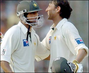 Yousuf Youhana and Younis Khan hit centuries to leave Pakistan just 134 runs behind at stumps