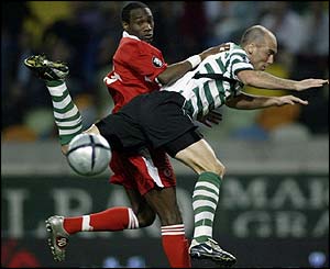 Joseph-Desire Job wins a header against Hugo