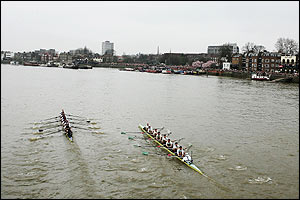Oxford (L) lead Cambridge towards the finish