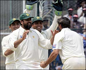 Pakistan celebrate dismissing VVS Laxman