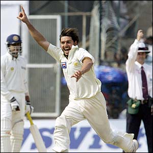 Shahid Afridi celebrates removing Sachin Tendulkar