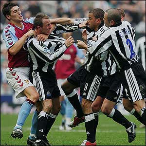 Players try to break up a fight between Lee Bowyer and Kieron Dyer