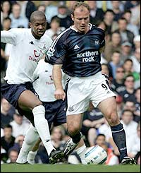 Alan Shearer holds onto possession as Anthony Gardner tries to make the challenge