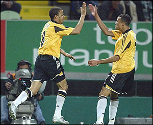Kieron Dyer celebrates his goal with fellow magpie Jermaine Jenas