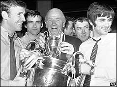 Pat Crerand (L), Matt Busby (C), George Best (R)