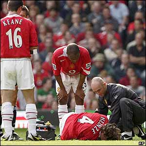 Gabriel Heinze lies on the ground injured 