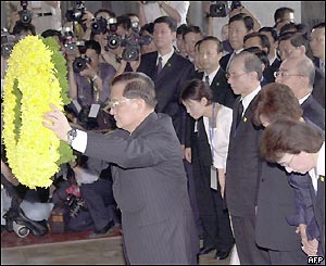 Taiwan opposition leader Lien Chan presents a floral wreath to a statue of Sun Yat-sen, 27 April 2005