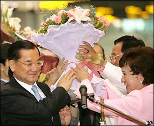 Taiwan's main opposition party leader Lien Chan is given a bouquet of flowers as he boards a flight to mainland China, April 26, 2005