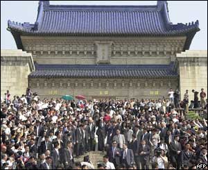 Taiwan opposition leader Lien Chan waves to cheering crowds outside the mausoleum of Sun Yat-sen, 27 April 2005
