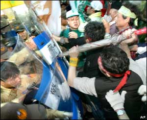 Anti-Lien protesters scuffle with police in the departure lounge at the Chiang Kai-shek Airport, April 26, 2005