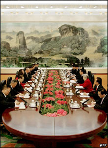 Taiwanese delegation headed by opposition leader Lien Chan (5th L) talks with Chinese counterpart headed by China's President Hu Jintao (4th R) in Beijing, 29 April 2005.