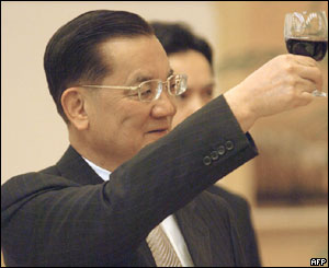 Lien Chan toasts Chinese officials in Beijing, 28 April