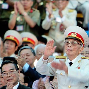Gen Vo Nguyen Giap (right) and Prime Minister Phan Van Khai 