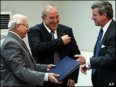 Chief Justice Midhat Al-Mahmodi, Prime Minister Iyad Allawi and Paul Bremer 