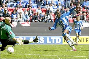 Jason Roberts guides the ball past Reading keeper John Filan