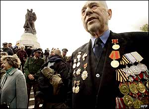 Marat Jegorow from Minsk, a former soldier of the Soviet Army, attends a ceremony at Treptower Park's Soviet Memorial in Berlin.