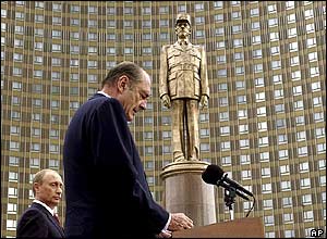 Jacques Chirac speaks in Moscow, flanked by Vladimir Putin