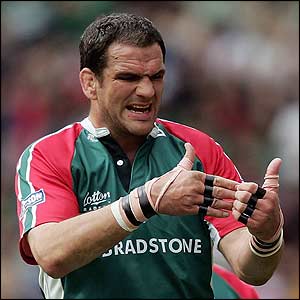Tigers captain Martin Johnson tries to organise his team