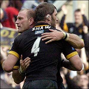 Lawrence Dallaglio and Simon Shaw congratulate each other 