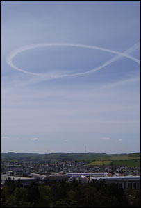 A plane's vapour trail over Aberystwyth (Suzanne Hartley)