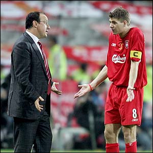 Liverpool's Rafael Benitez and Steven Gerrard discuss tactics