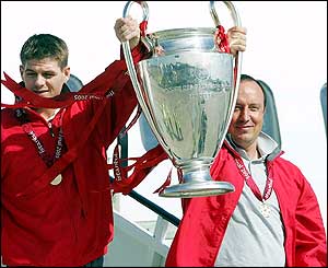 Steven Gerrard and Rafael Benitez emerge from the aeroplane and raise the European Cup