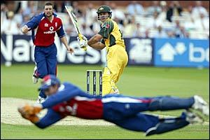 Geraint Jones takes a great catch to dismiss Ricky Ponting