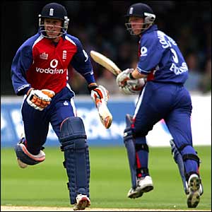 Geraint Jones (left) and Paul Collingwood scamper for another single