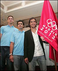 Spain's basketballer Pau Gasol (l), cyclist Miguel Indurain (c) and footballer Raul (r)