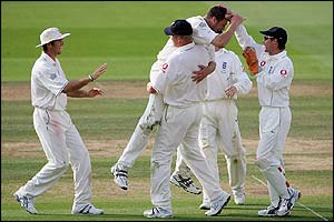 England celebrate as Warne is caught by Giles
