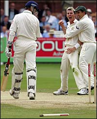 Justin Langer congratulates Brett Lee