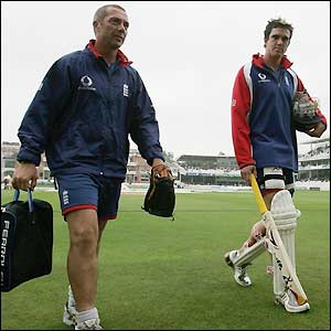 If play re-starts, Kevin Pietersen will resume on 42 not out 