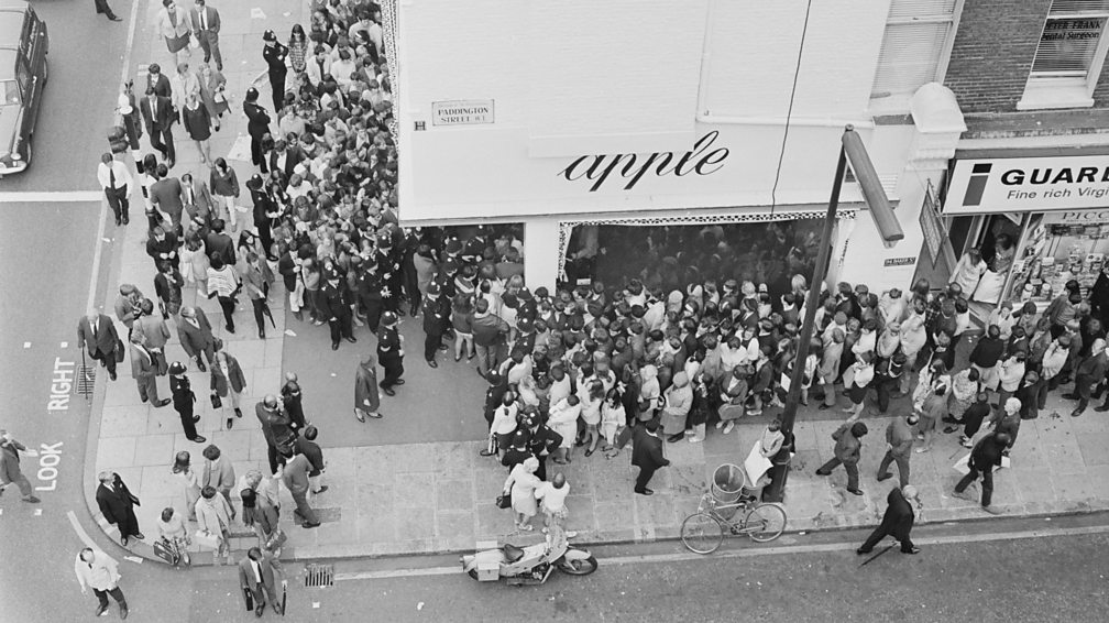Crowds outside the Apple Boutique on the day of its closing, 31 July 1968