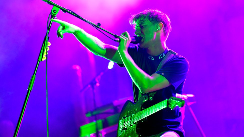 [WATCH] Glass Animals bring pineapples to Reading 2017