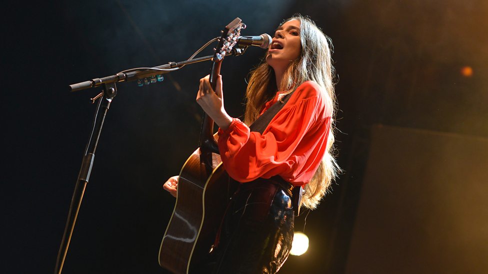 [WATCH] Haim blow away Reaading + Leeds with Right Now