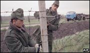 Hungarian border guards dismantle border fencing