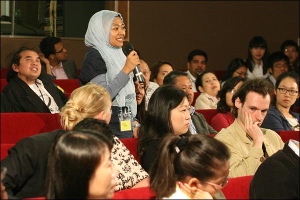 Nữ sinh viên Indonesia tại Thảo luận 'Power of Asia Debate', London, 06/2011