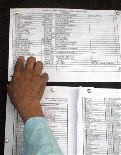 Warga mencermati daftar nama korban meninggal gempa di Padang, Sumater Barat