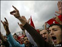 Người dân Thổ Nhĩ Kỳ biểu tình phản đối các cuộc tấn công