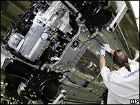 Trabalhador em linha de montagem da Volkswagen em Wolfsburg