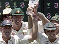  ریٹائر ہونے والے آسٹریلوی کھلاڑی ٹرافی کے ہمراہ