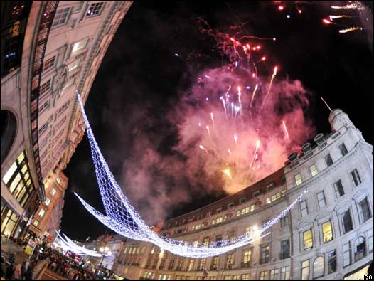 伦敦摄政街圣诞彩灯点灯仪式上的烟花表演