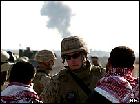 Americký voják s obyvateli Fallúdže