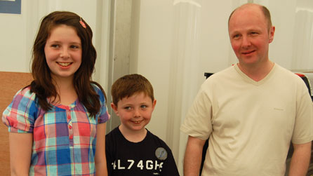 Mari, Dyfed a Guto yn paratoi i gyflwyno'r tystysgrifau