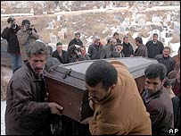 Rakev s ostatky patnáctileté Fatmy